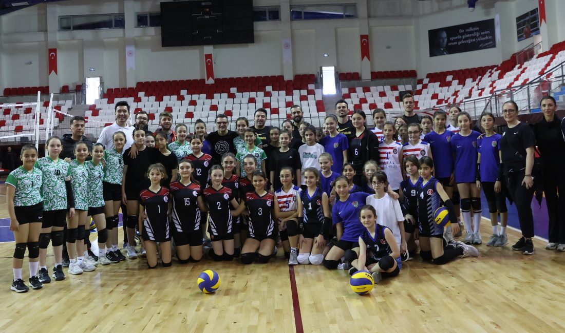 İSTANBUL, – Sultanlar Ligi ekiplerinden VakıfBank’ın başantrenörü Giovanni Guidetti’nin kız