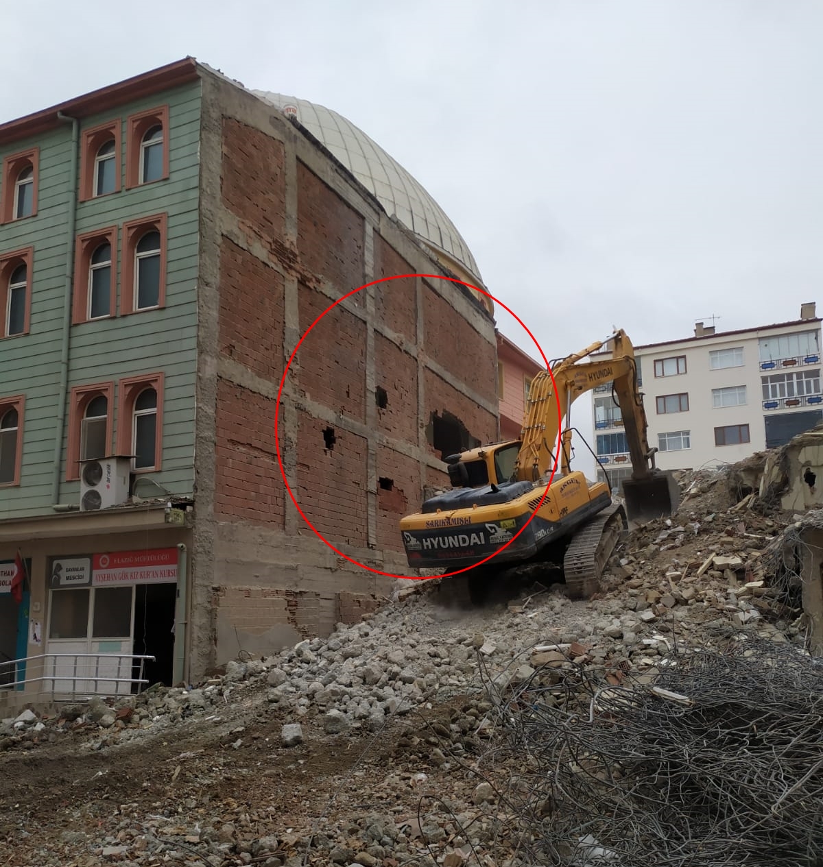 yikim sirasinda coken agir hasarli bina camiye zarar verdi 65ec561680067