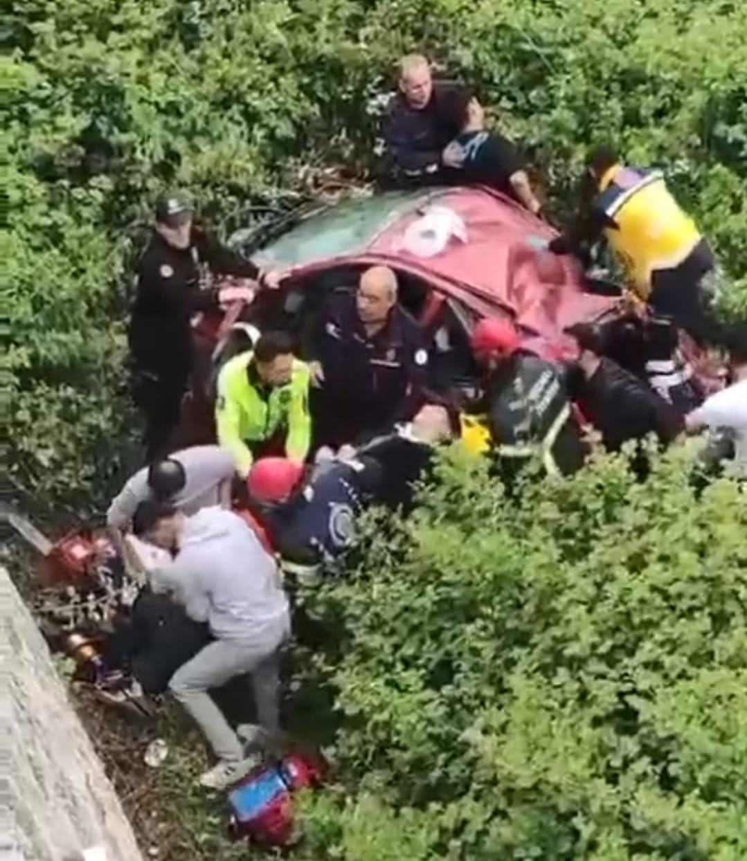 140 kilometre hizla giden otomobil 8 metre yukseklikten dustu 5 agir yarali 662fb07ed2b93