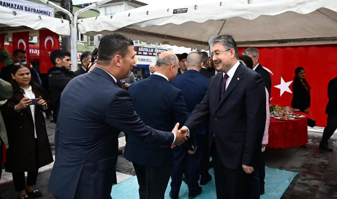 Osmaniye Valisi Dr. Erdinç Yılmaz ve protokol mensupları, vatandaşlarımızla bayramlaştılar.