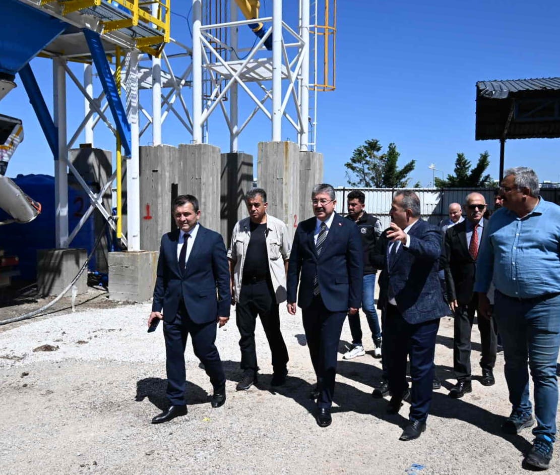 VALİ YILMAZ, CEVDETİYE'DE BETON SANTRALİ'Nİ  İNCEDİ