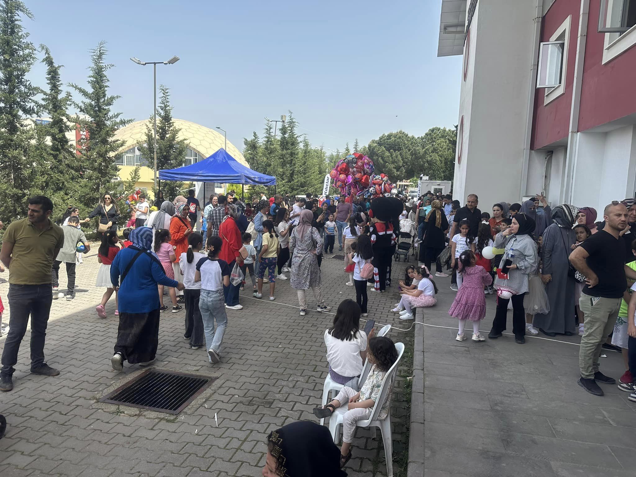 OSMANİYE'DE ECZACI ODASI DEPREMZEDE ÇOCUKLARA 23 NİSAN ETKİNLİĞİ DÜZENLEDİ