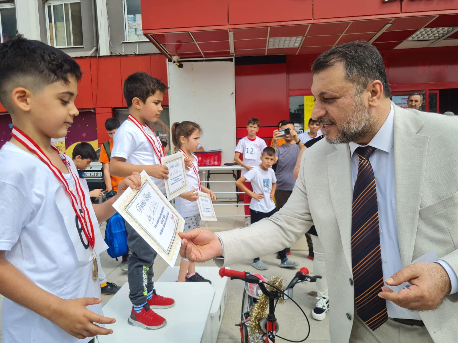 BİSİKLET YARIŞMASI YOĞUN İLGİ GÖRDÜ