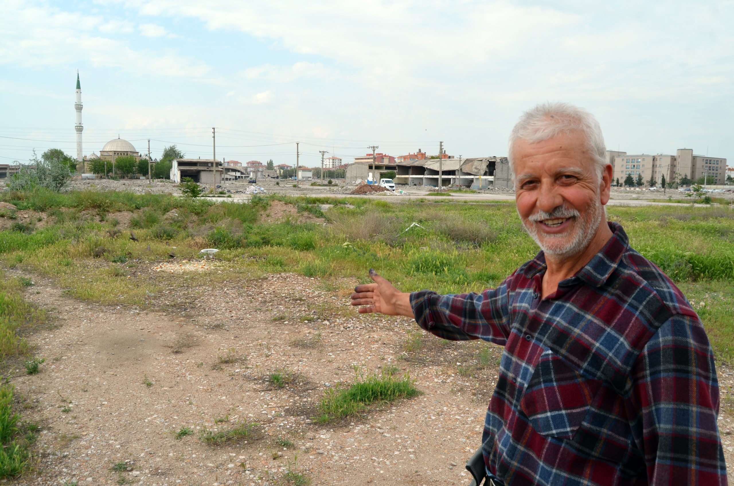 Aksaraylı ayakkabı tamircisi Turgut Kılıç, çöplerden bulduğu ekmeklerle kuşları beslerken