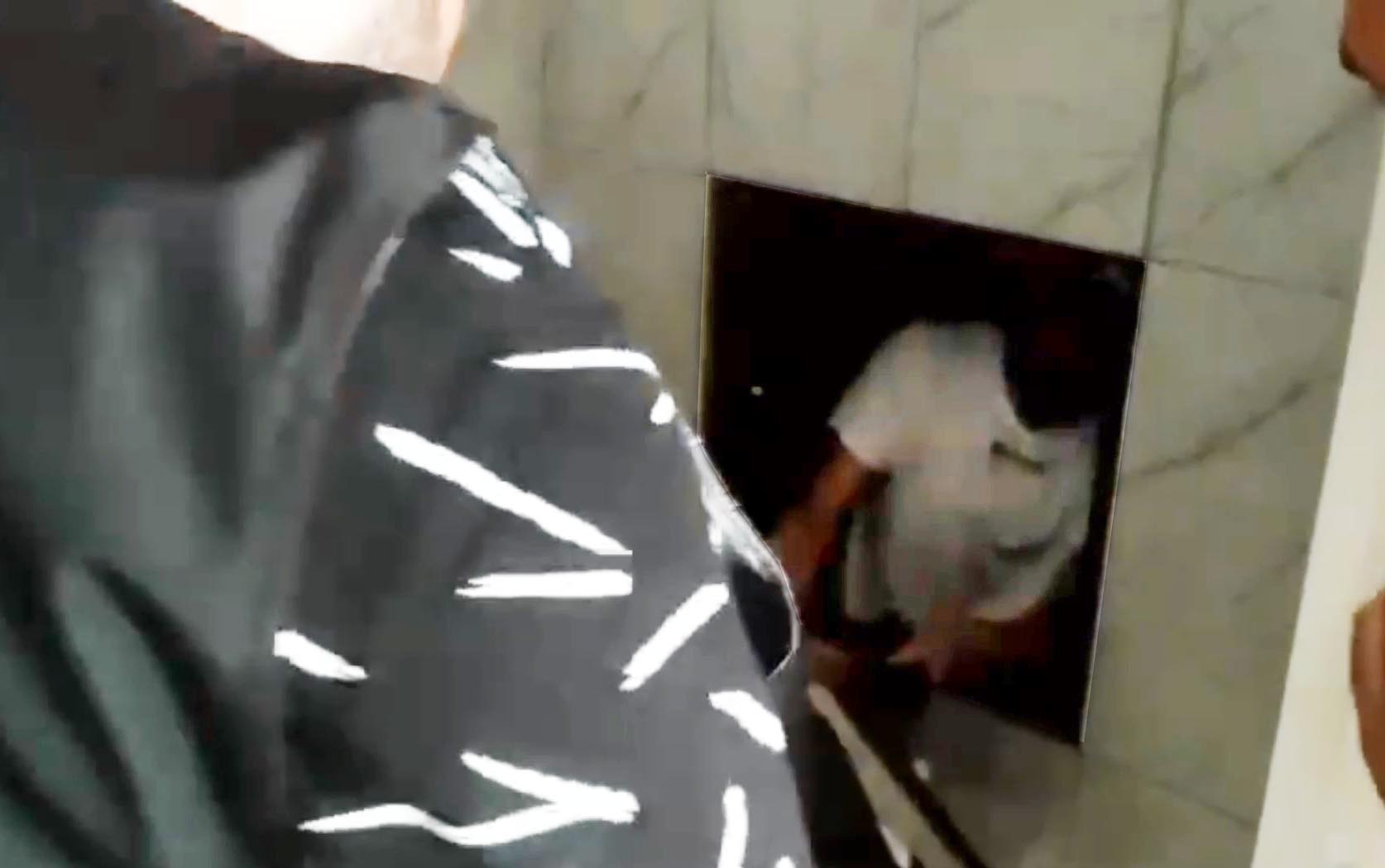 7 yil 7 ayla hapisle aranan hukumlu banyoda saklandigi gizli bolmede yakalandi 6630cd38c1424