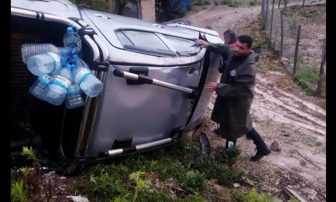 AKARCA’DA HAFİF TİCARİ ARAÇ DEVRİLDİ 3 YARAL Kadirli Andırın karayolunda