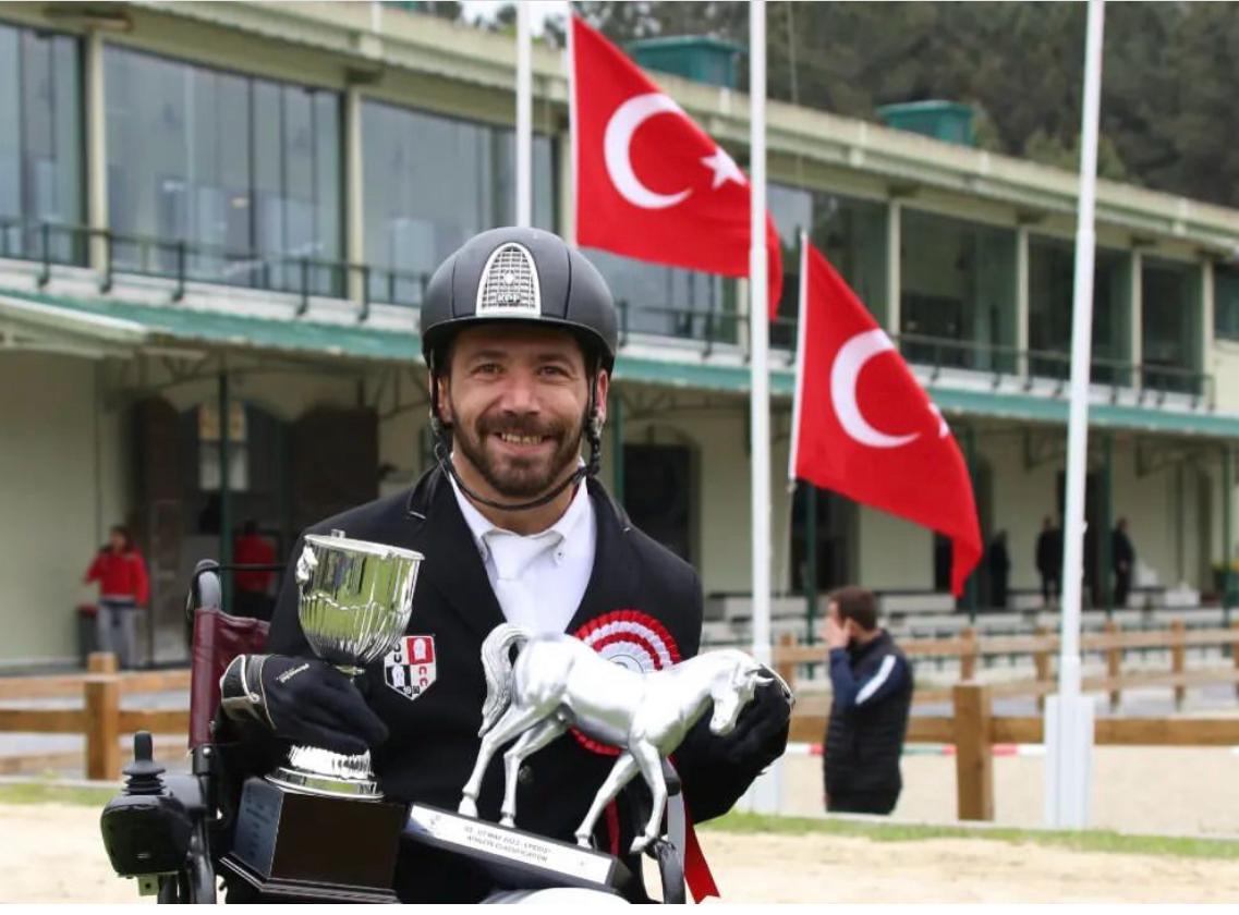 Attan düşüp gözlerini kaybeden jokeye, serebral palsili sporcudan destek