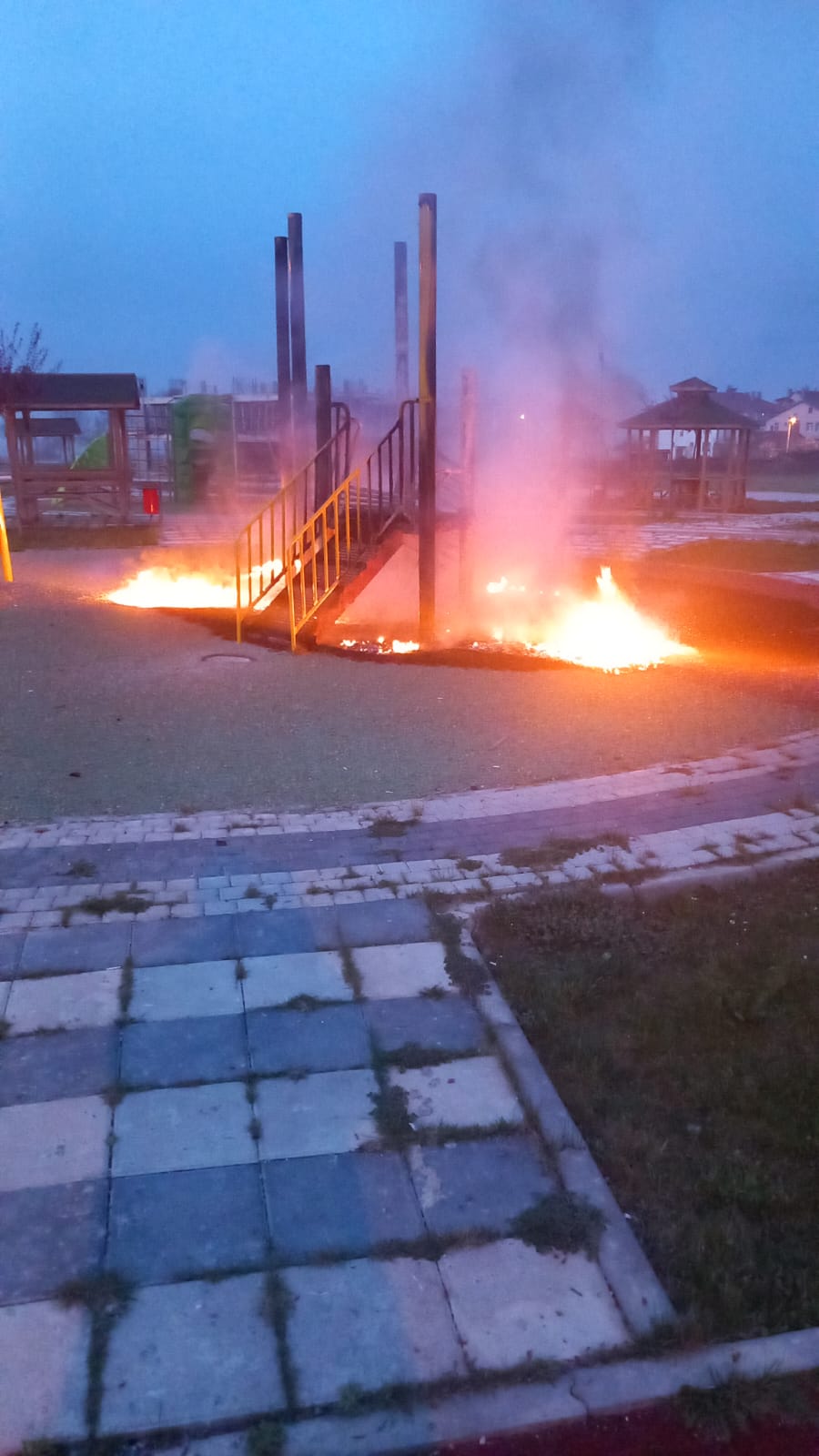 bolu belediyesinin yaptirdigi cocuk parki kundaklandi 661801a0696c6