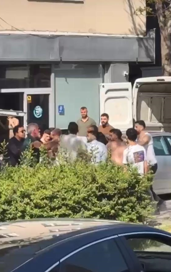 bursada kargo firmasi calisanlari ile musteri arasinda kargo alma kavgasinda 1 yarali olay kamerada 660f331690a43