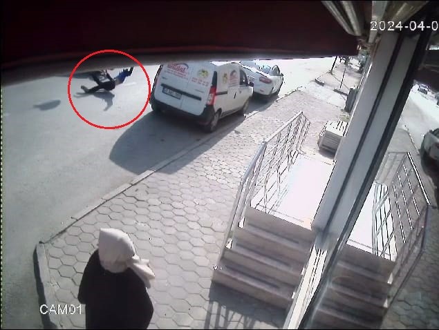 Bursa'da motosiklet, yayaya çarptı; 3 yaralı