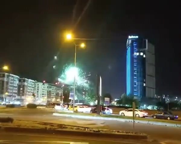 Diyarbakır'da karşılaşma için bulunan Bursaspor'un konakladığı otel yakınlarında havai fişek