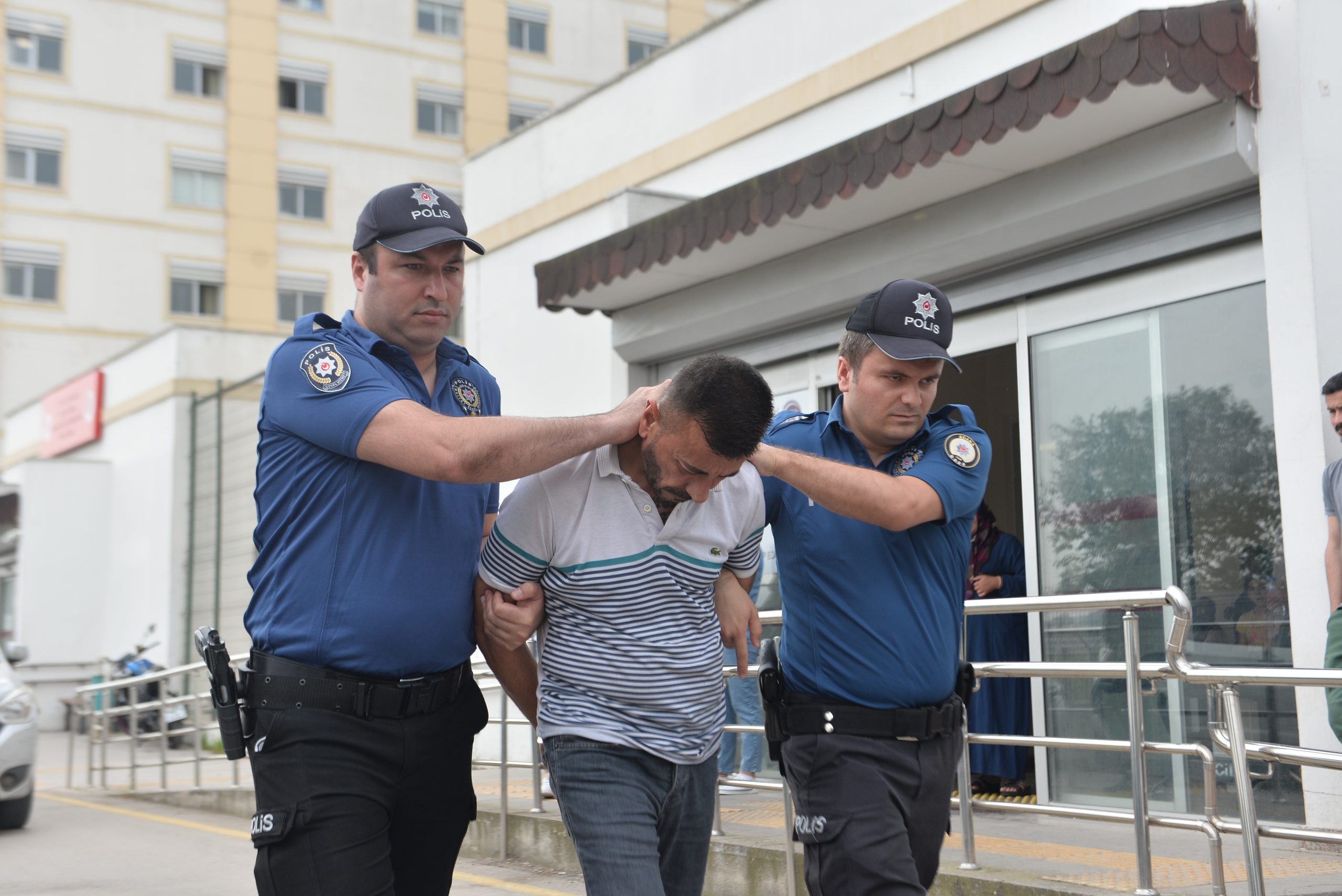 “Adana’da Kaçak Yaşayan Cezaevi Firarisi Şener Sarı, Polis Tarafından Yakalandı”