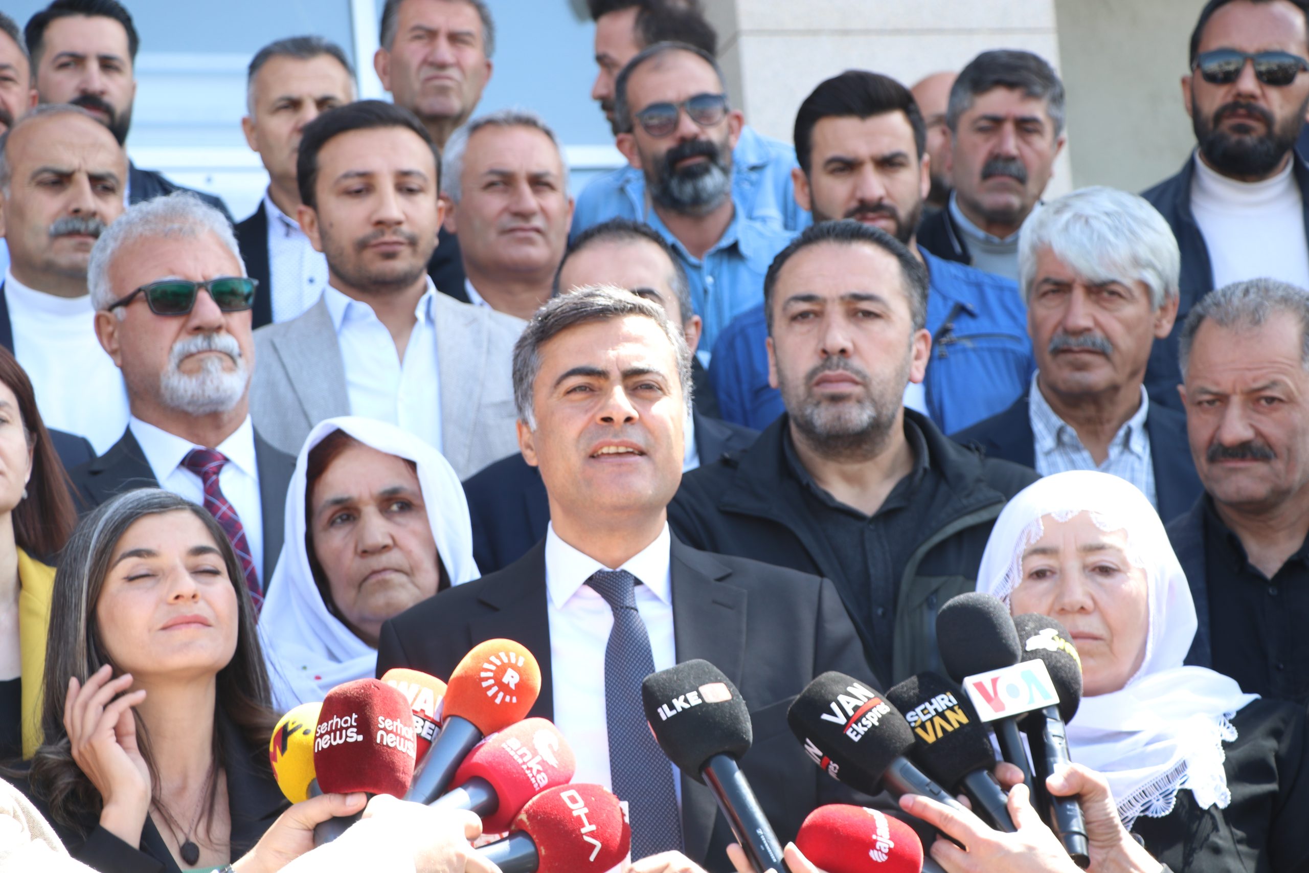 DEM Parti'li Van Büyükşehir Belediye Başkanı Zeydan, mazbatasını aldı