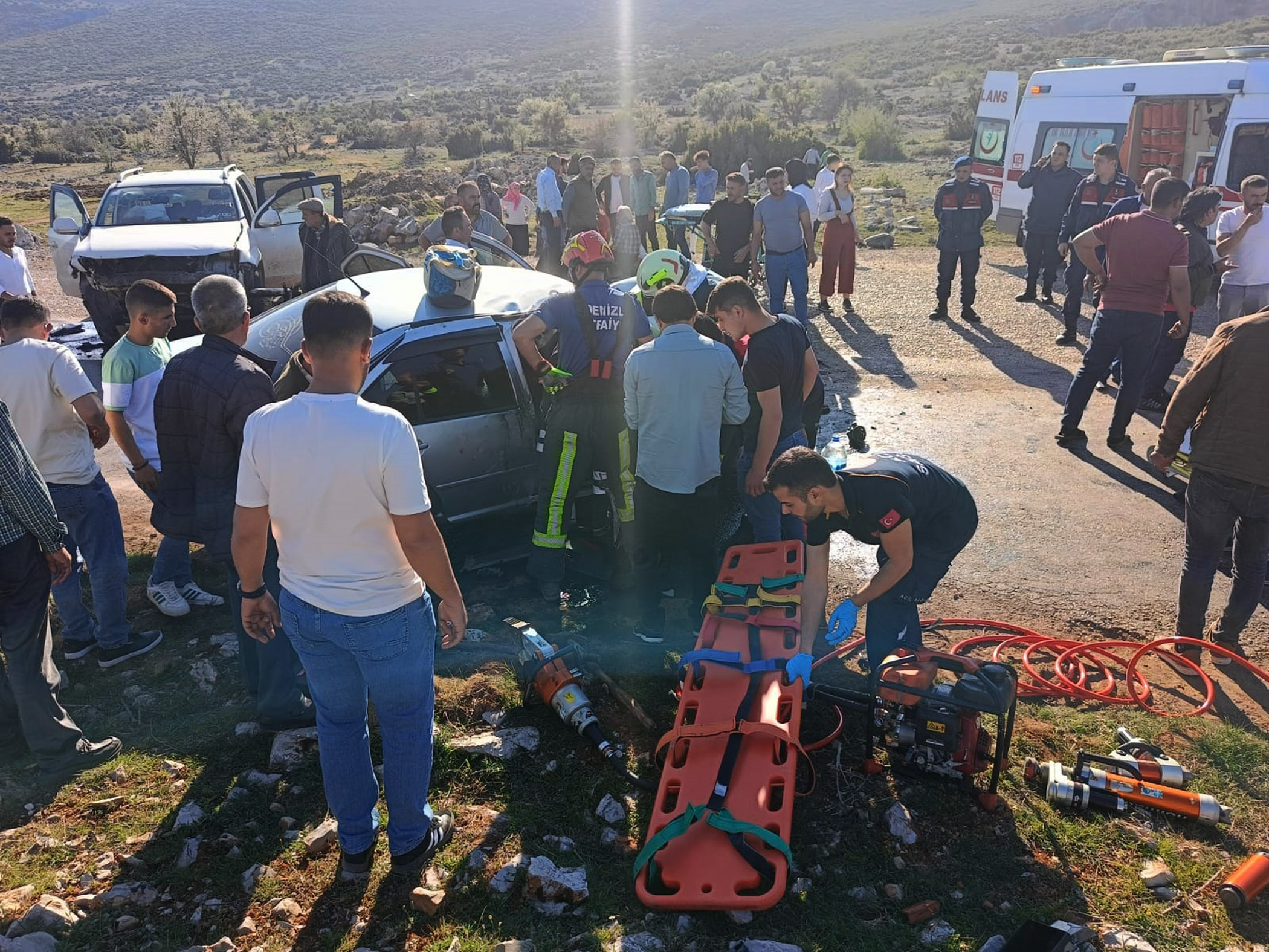 Denizli'de otomobil ile kamyonet çarpıştı; karı- koca öldü, 4 kişi yaralandı