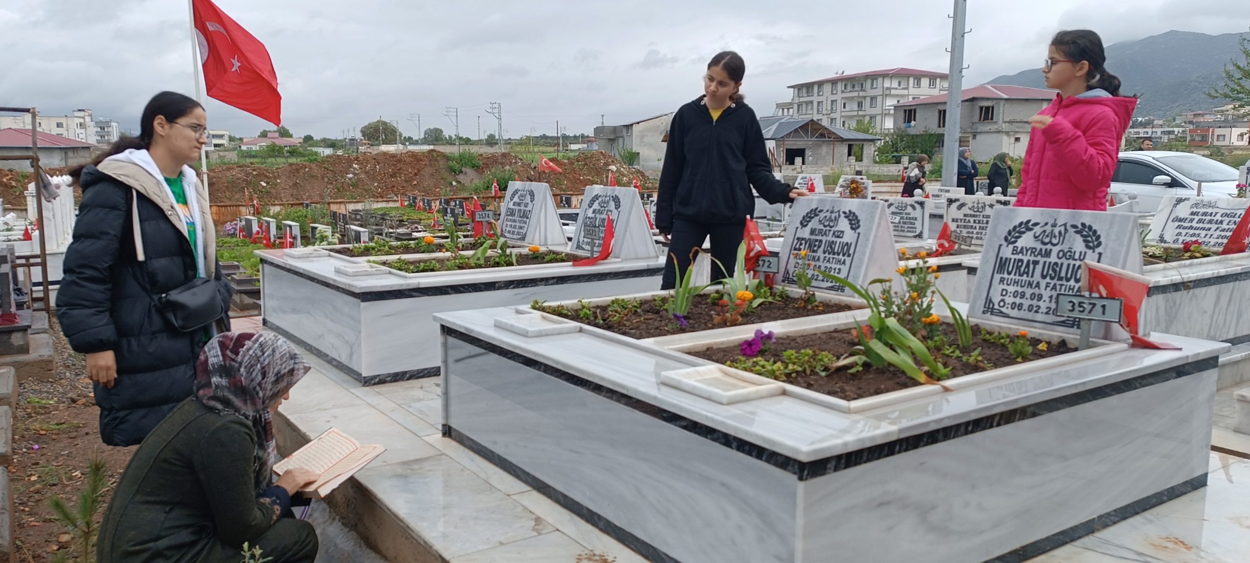 Depremin vurduğu İslahiye’de arife gününde mezarlıklar dolup taştı Depremin vurduğu İslahiye’de arife gününde mezarlıklar dolup taştı