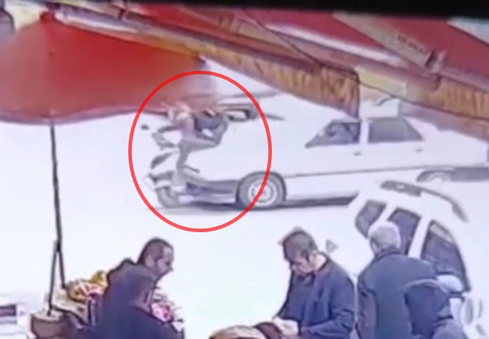 diyarbakirda otomobilin carptigi motokurye yaralandioanlar kamerada 6612c9e05a543