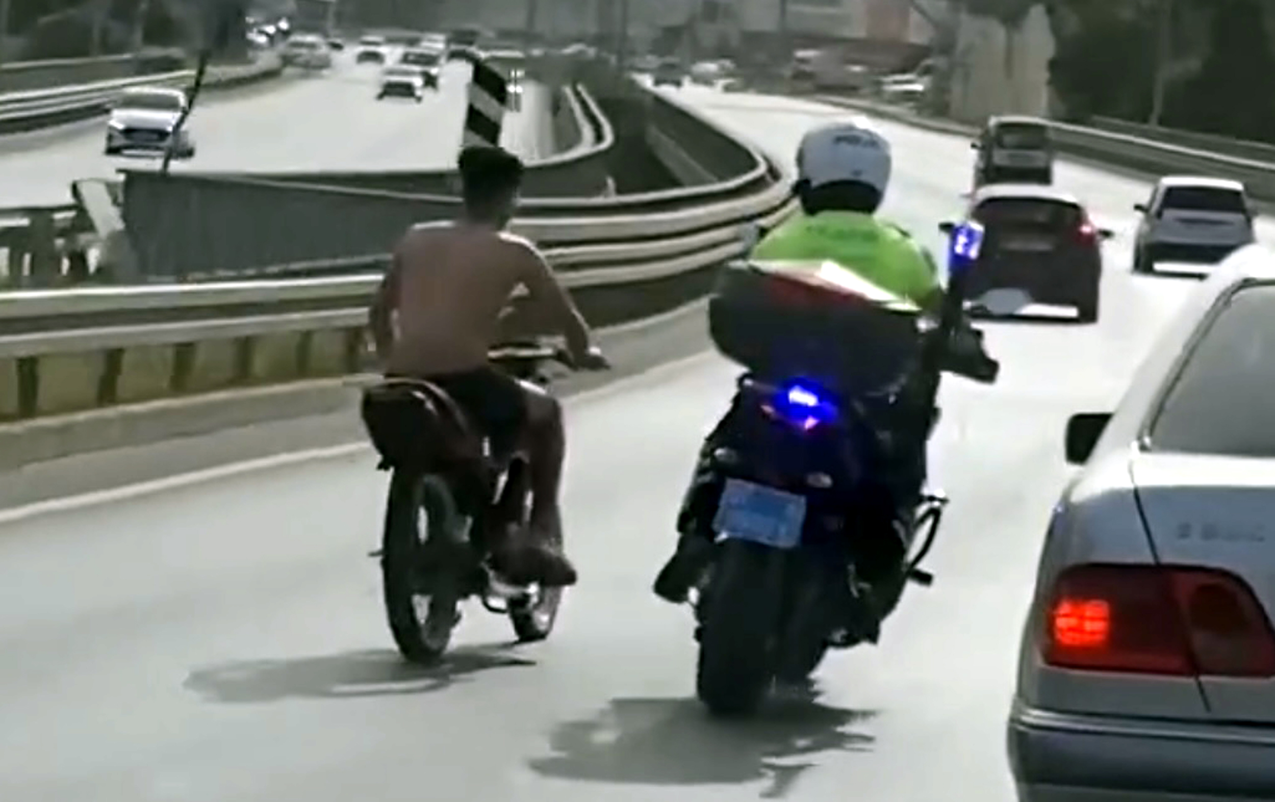 dur ihtarina uymayip polisten kacti motosikletten dusunce yakalandi 662f68ff3b500