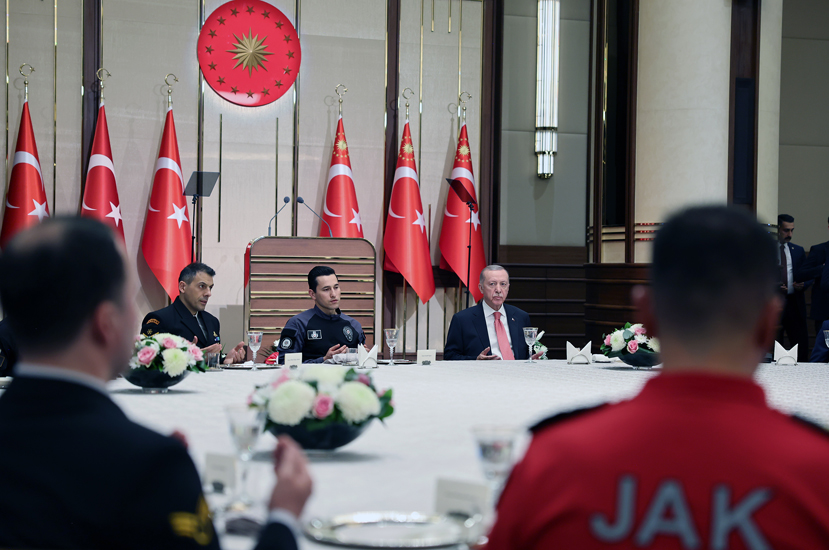 Erdoğan: Millet olarak Türk demokrasinin olgunluğunu bir kez daha tüm dünyaya gösterme fırsatı bulduk