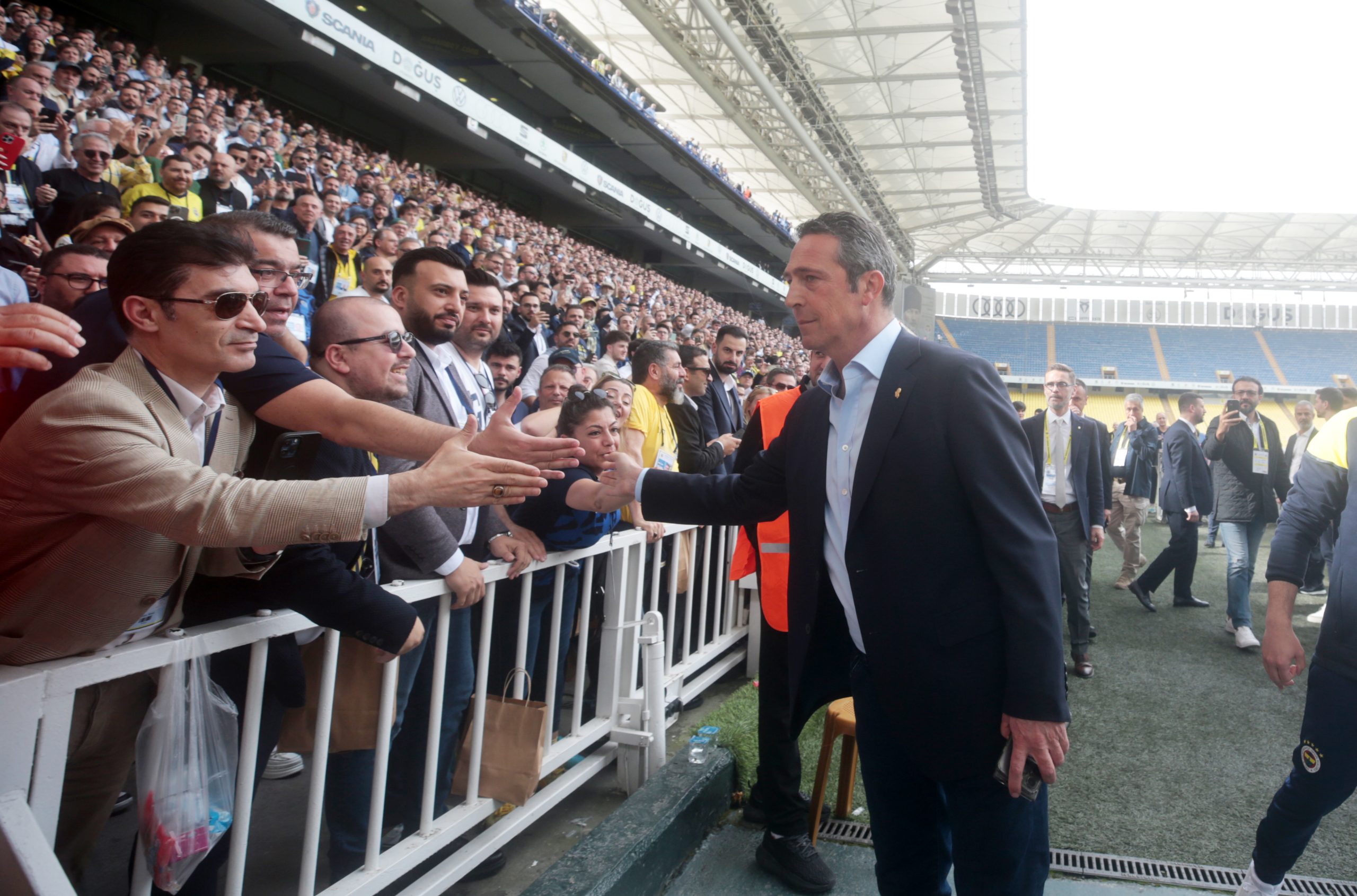 Fenerbahçeli taraftarlar, yönetimin alacağı her kararın arkasında (EK FOTOĞRAFLAR)