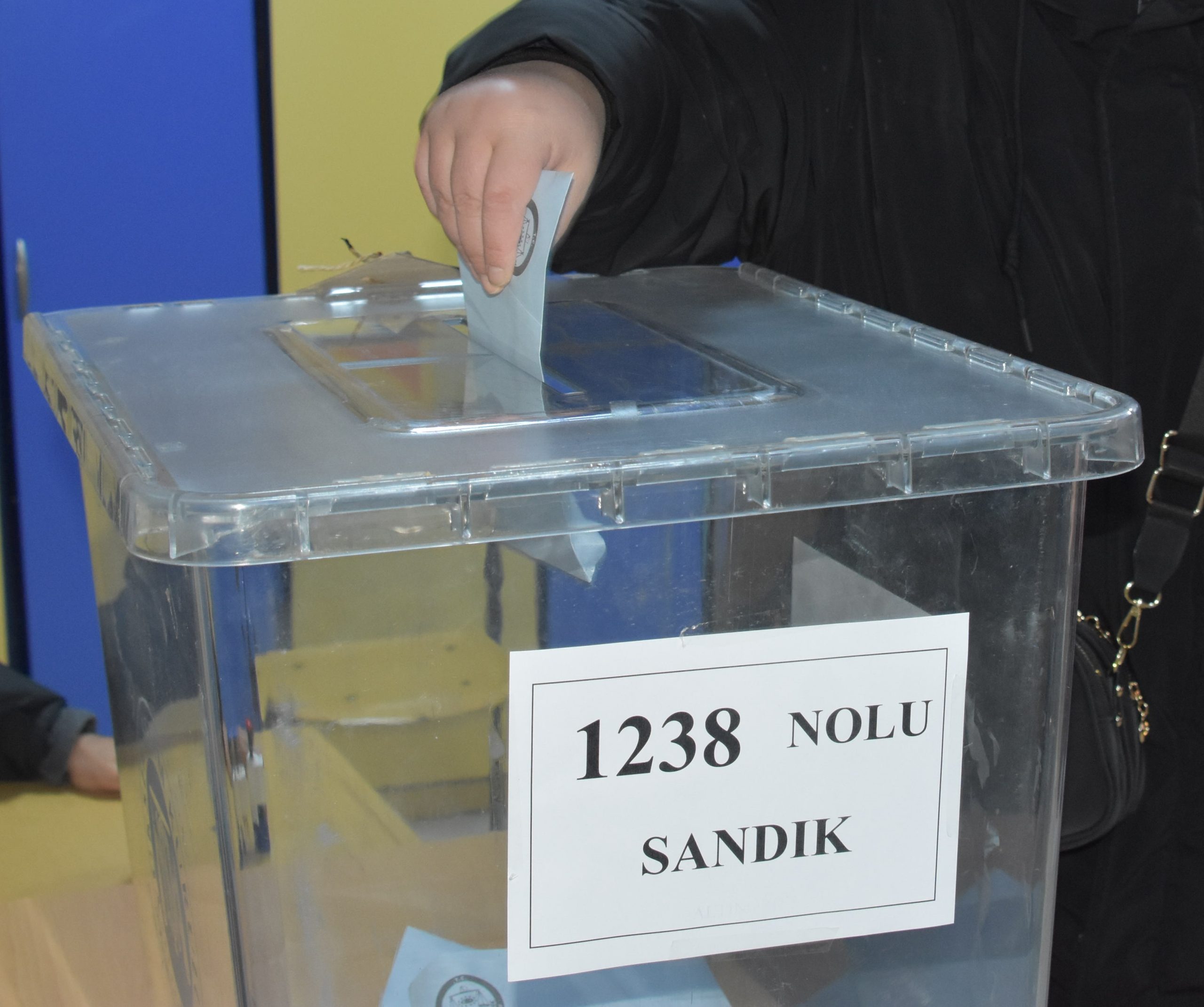 Geçersiz oy pusulaları kayboldu; mahalleli yeniden sandık başına gidecek