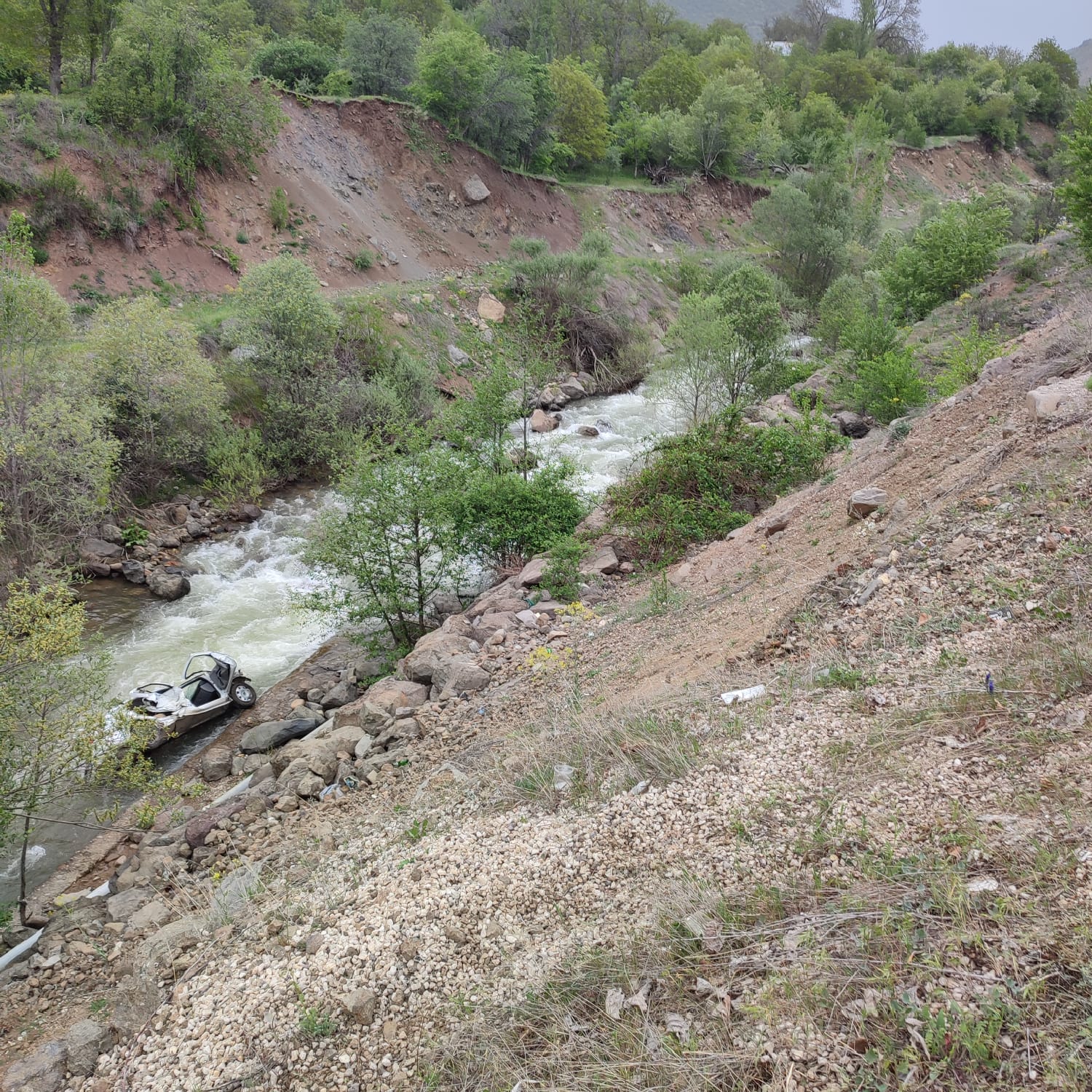 giresunda otomobil dereye yuvarlandikari kocayi olum ayirdi 662be3d3e94c4