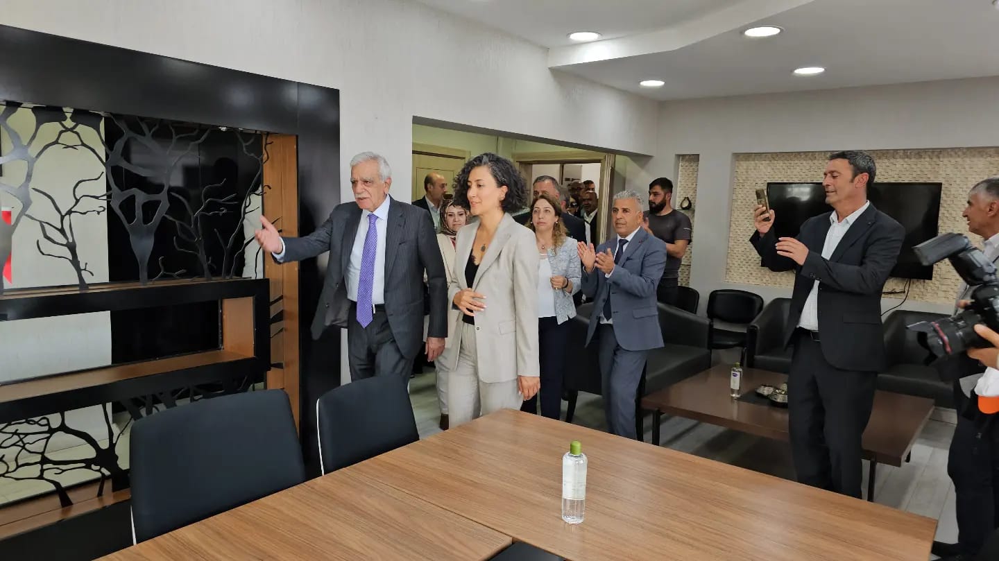 Göreve başlayan Ahmet Türk: Mardin'de halkımızla, kent konseyimizle ihtiyaçları belirleyeceğiz