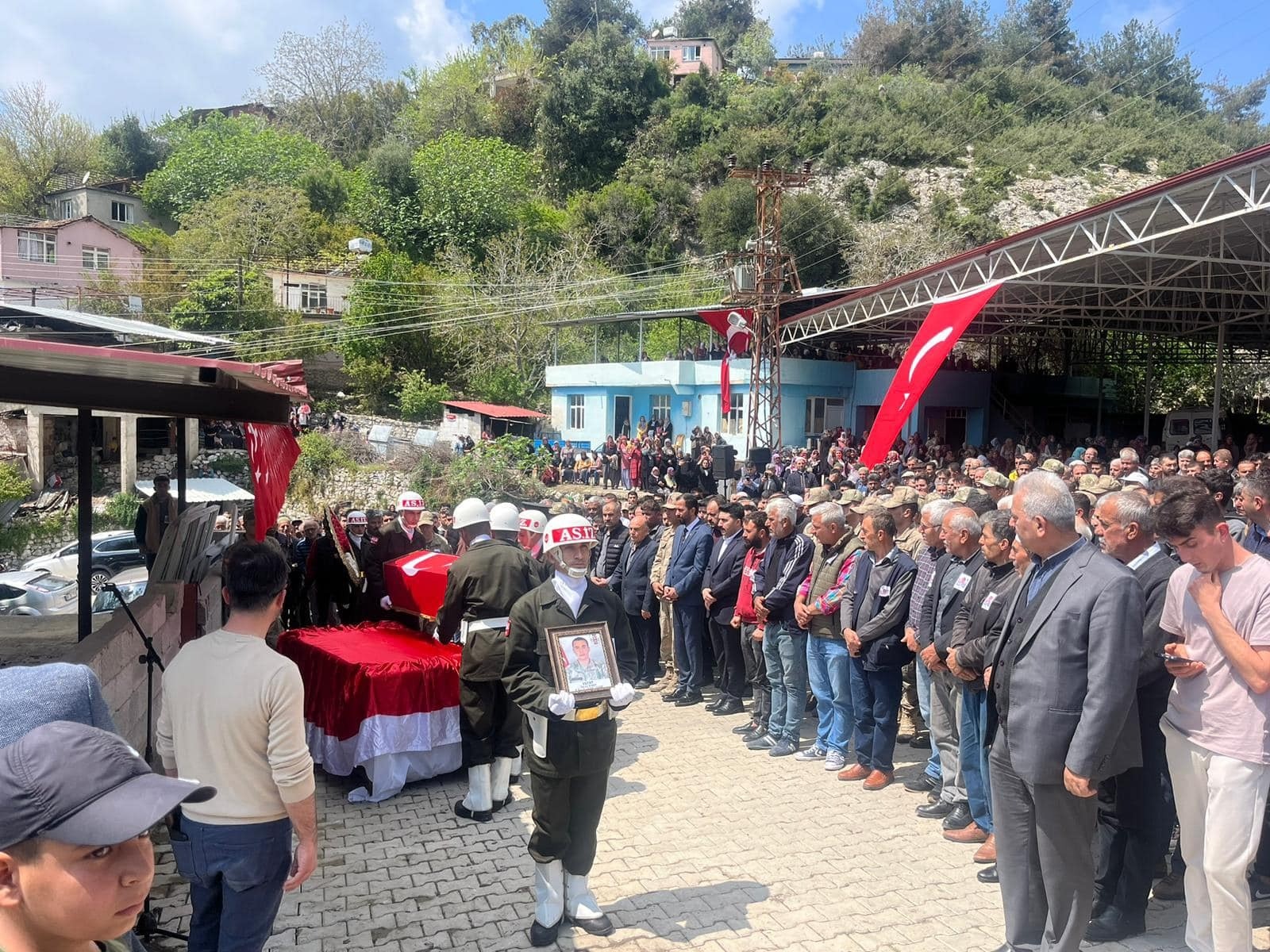 Hatay’da kazada yaşamını yitiren uzman çavuş, son yolculuğuna uğurlandı Hatay’da kazada yaşamını yitiren uzman çavuş, son yolculuğuna uğurlandı