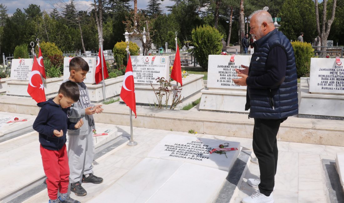Ali Fuat GÜÇLÜER/AFYONKARAHİSAR, -AFYONKARAHİSAR’da Ramazan Bayramı öncesi Hava Şehitliği’ne gelenler,