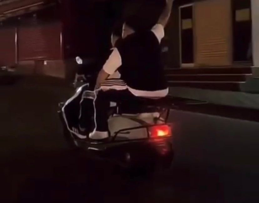 İstanbul – Ataşehir’de trafikte havaya ateş eden şüpheli yakalandı Cengiz ÇOBAN/İSTANBUL, Ataşehir’de seyir halindeki motosikletin arkasında oturarak silahla havaya