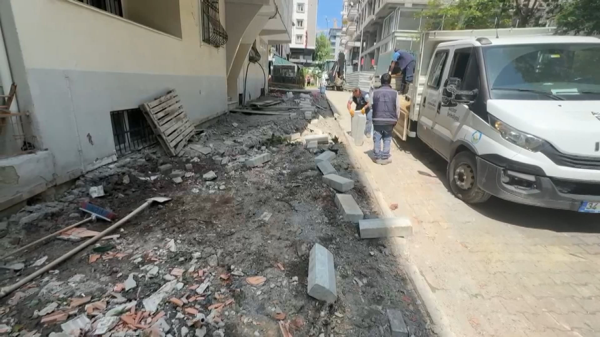 İstanbul- Avcılar'da önündeki kaldırım çöken binaya oturma izni 1 istanbul avcilarda onundeki kaldirim coken binaya oturma izni 662ba6df379ef