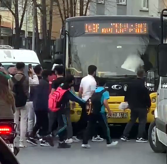 İhsan DÖRTKARDEŞ/İSTANBUL, – AVCILAR’da, iddiaya göre yol verme konusunda çıkan