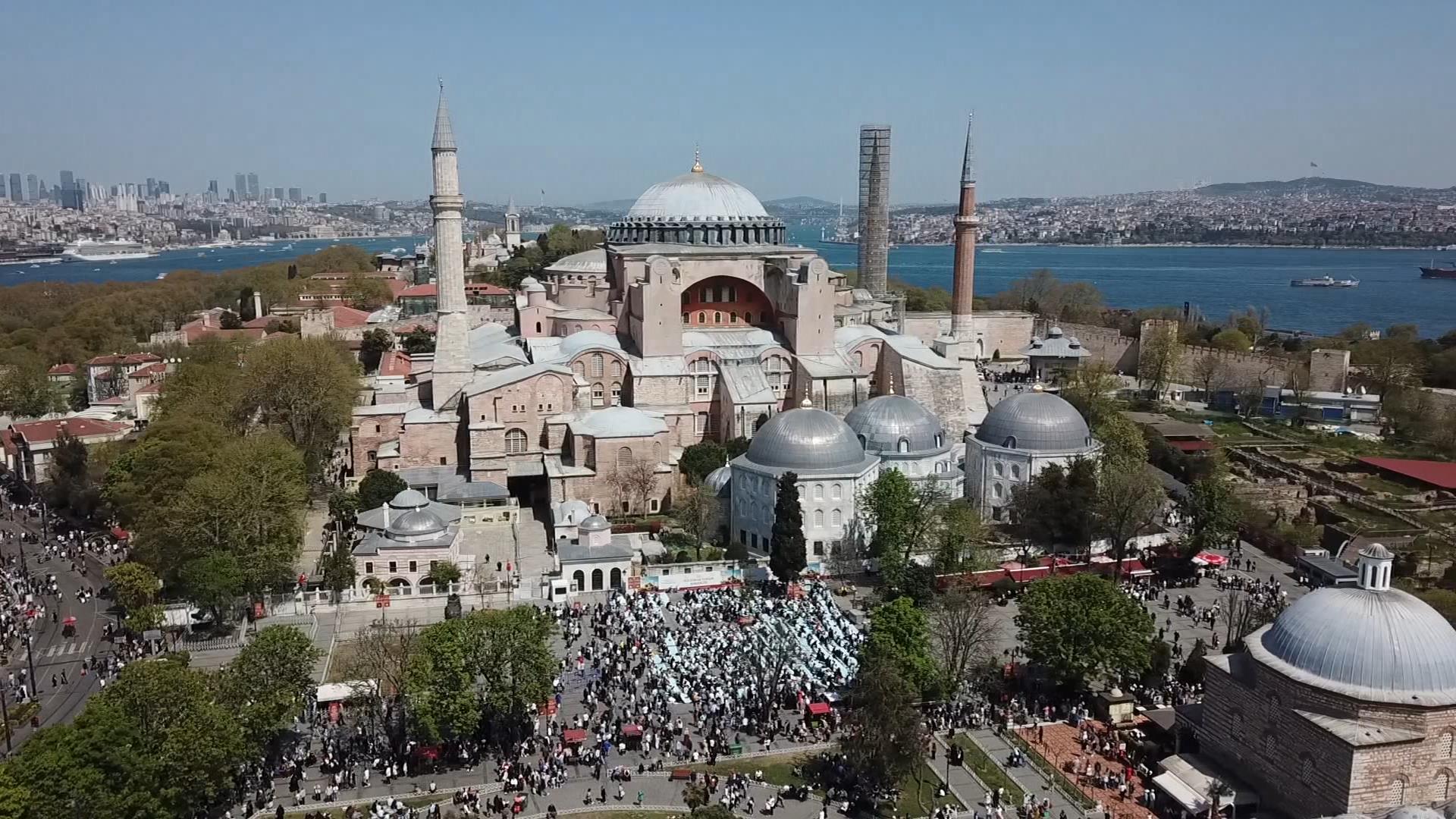 istanbul ayasofya camiinde cuma amazi yogunlugu 1havadan goruntuler 661913df114fe