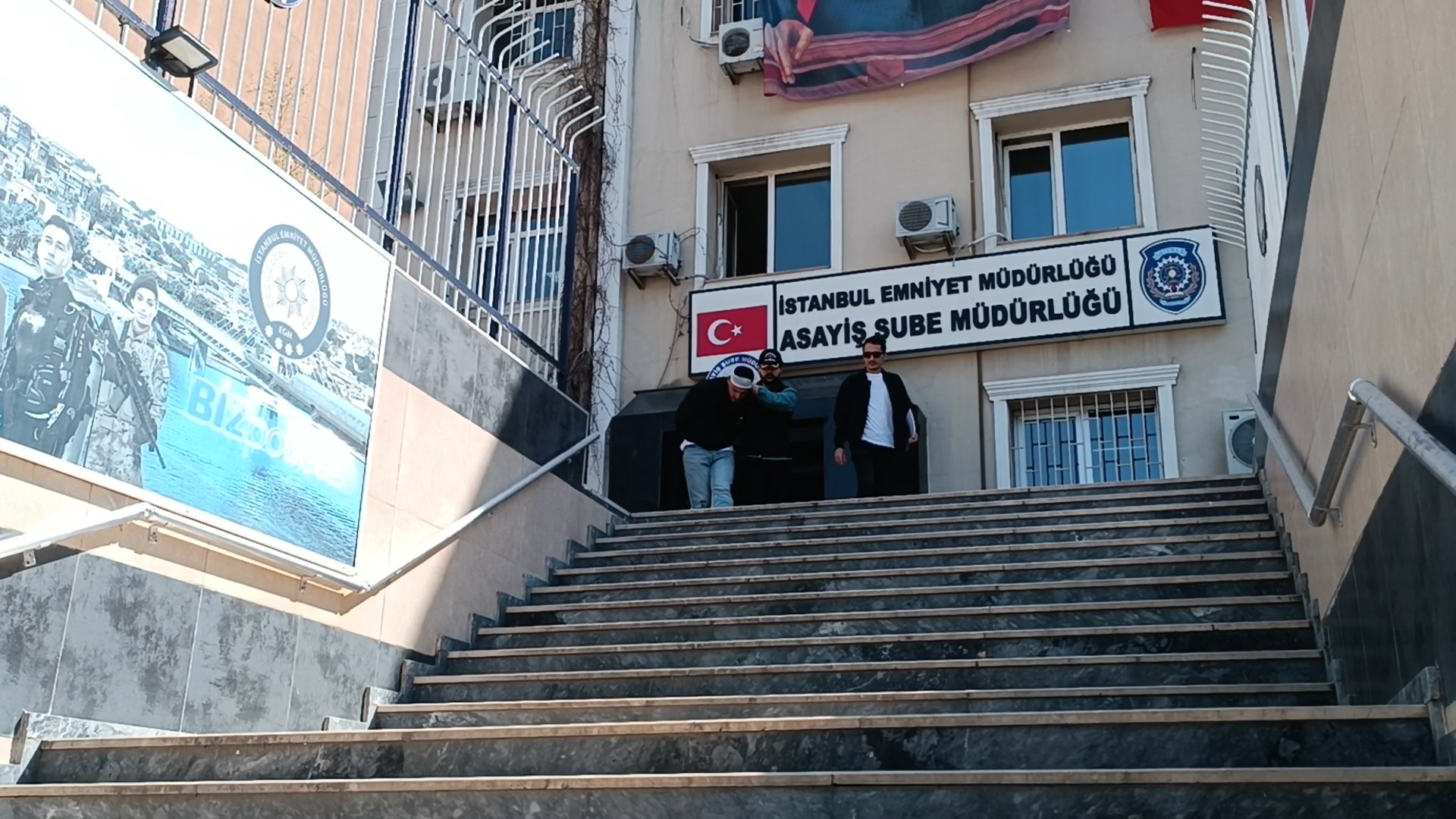 istanbul bakirkoyde kendisini polis ve savci olarak tanitip 4 milyon lira dolandirdi 661cf837e1997