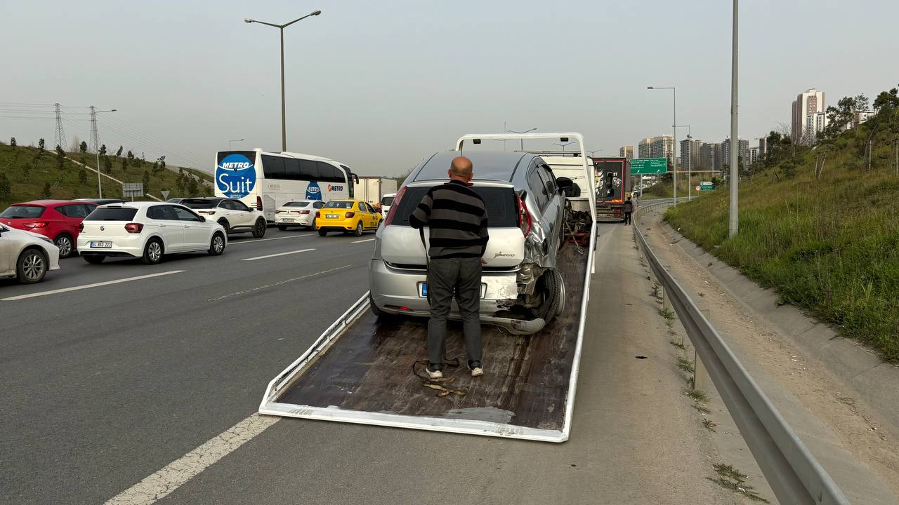 İstanbul - Eyüpsultan'da motosiklet otomobile çarptı: 1 ölü