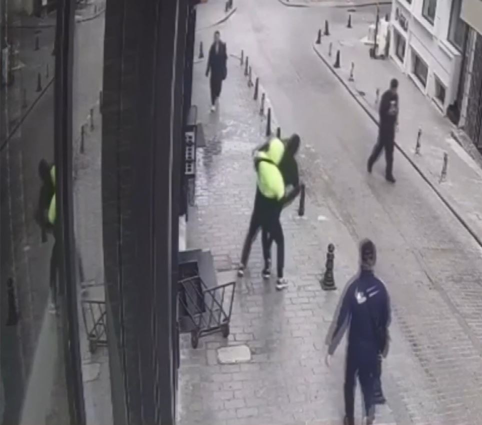 istanbul fatihte yumruk atarak yere dusurdukleri supheliyi gasbettiler 6630bdfbab0ae