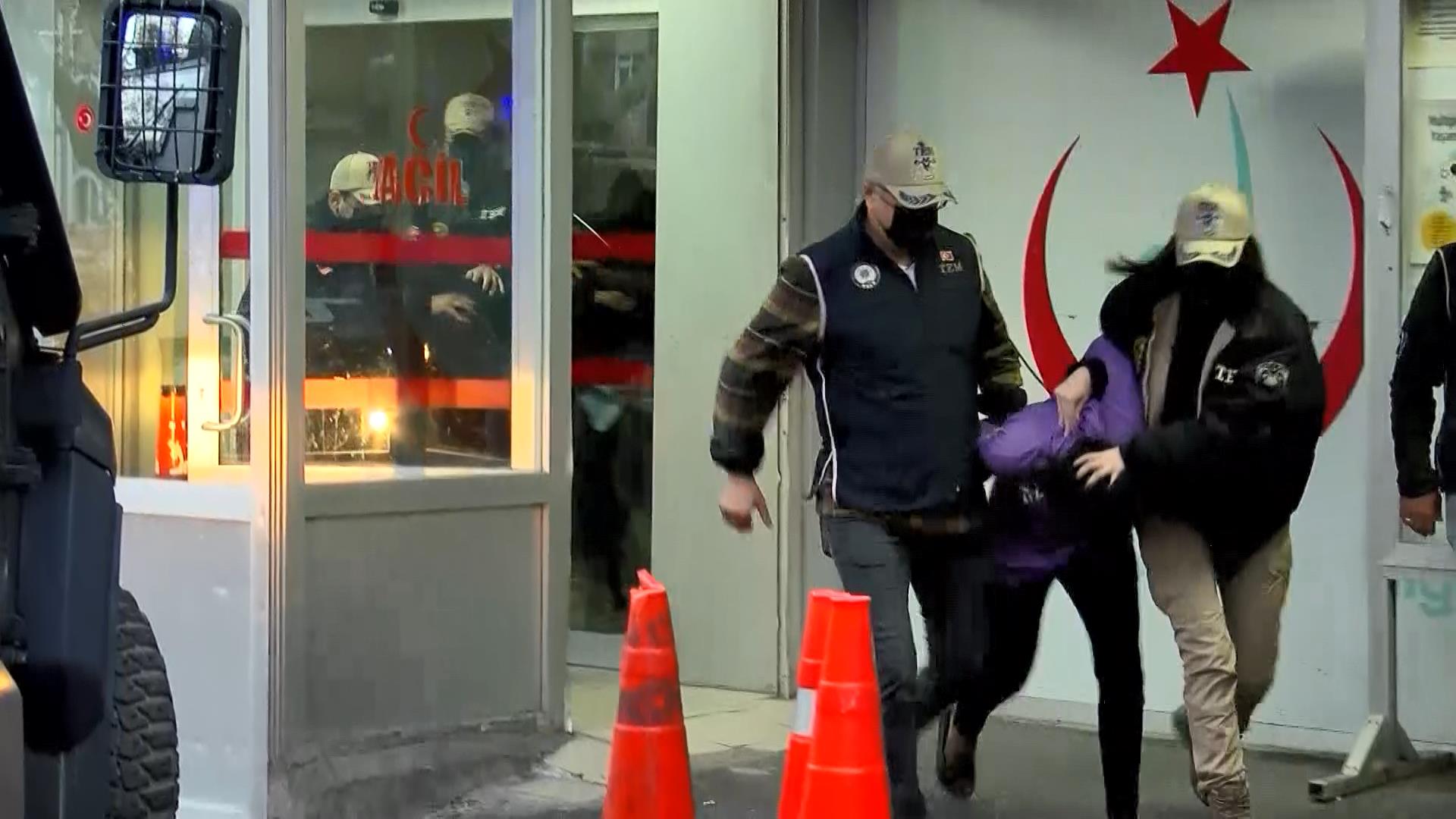 İstanbul - İstiklal Caddesi'ndeki bombalı saldırı davası: 10 sanığın tutukluluğunun devamına karar verildi 1 istanbul istiklal caddesindeki bombali saldiri davasi 10 sanigin tutuklulugunun devamina karar verildi 661d1b1f927b1