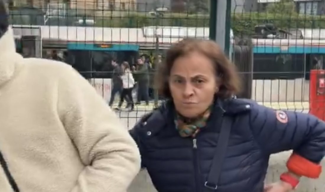 Kadıköy'de sokakta yürüyen akademisyen baba T.K. ve 6 yaşındaki kızına,