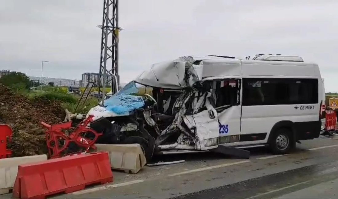 Silivri'de fabrika işçilerini taşıyan servis minibüsü ile midibüsün çarpışması sonucunda