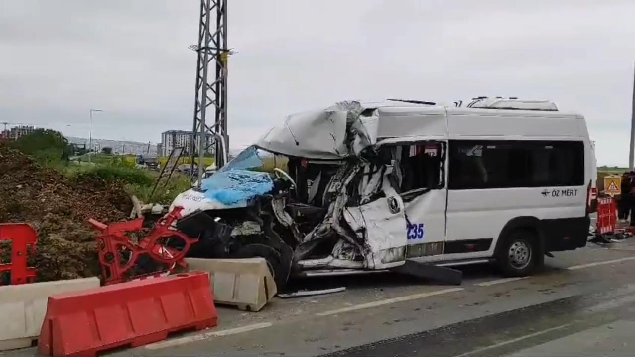 “Silivri’de Midibüs ile Servis Minibüsü Çarpıştı: 1’i Ağır 6 Yaralı”