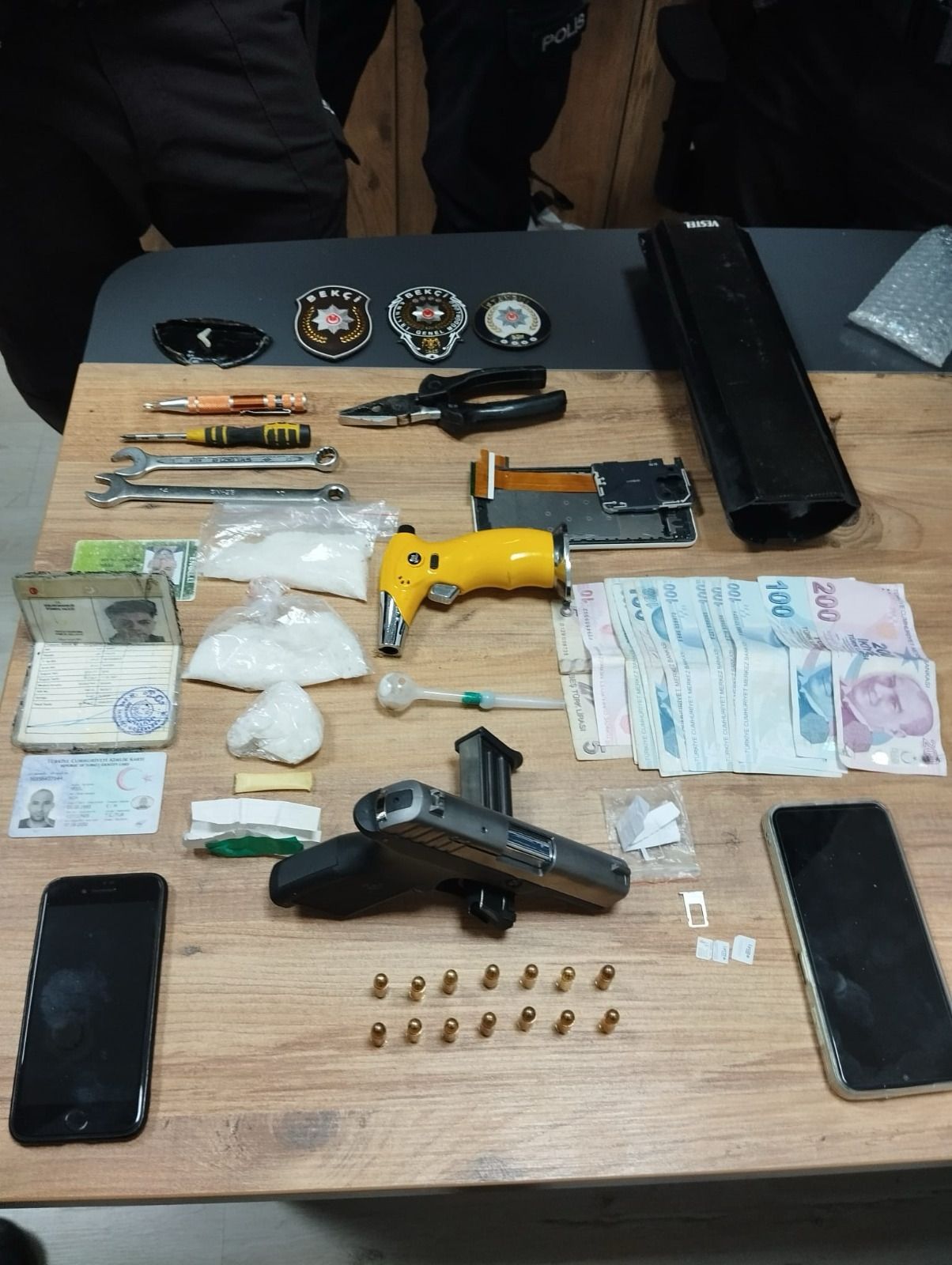 istanbul sultanbeylide uyusturucu satan 2 supheli suc ustu yakalandi 661cfb844a243