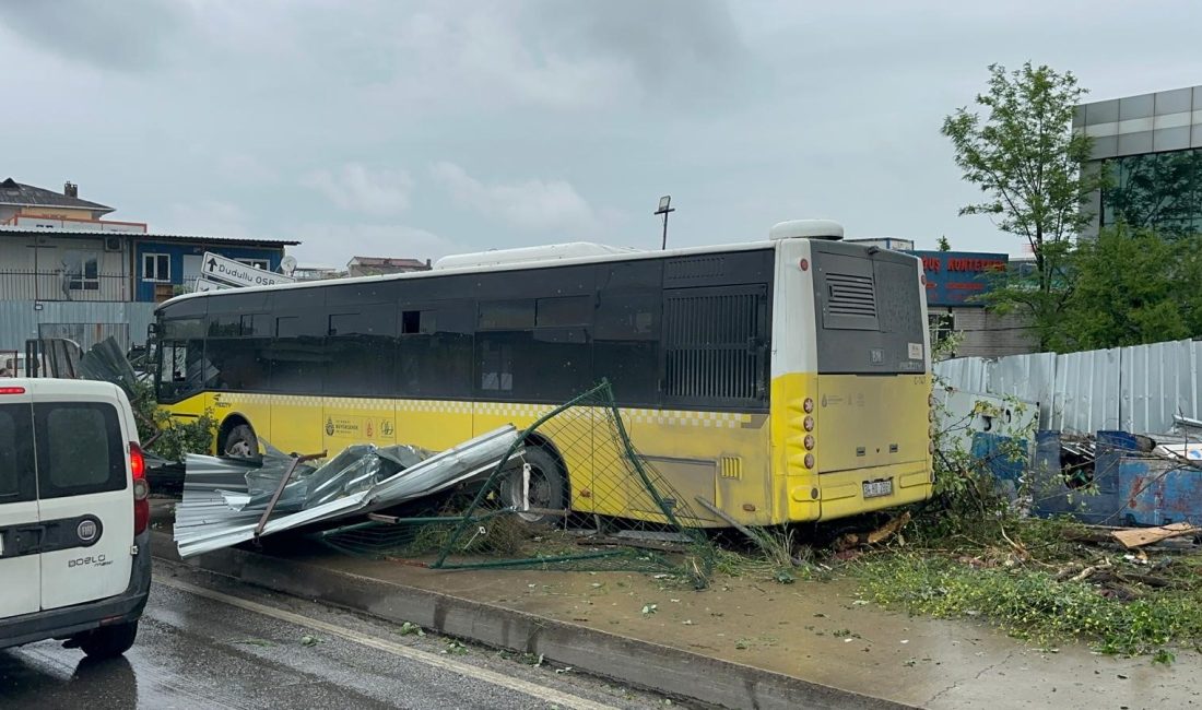 Murat KORKMAZ / İSTANBUL, ÜMRANİYE’de seyir halinde olan İETT otobüsü