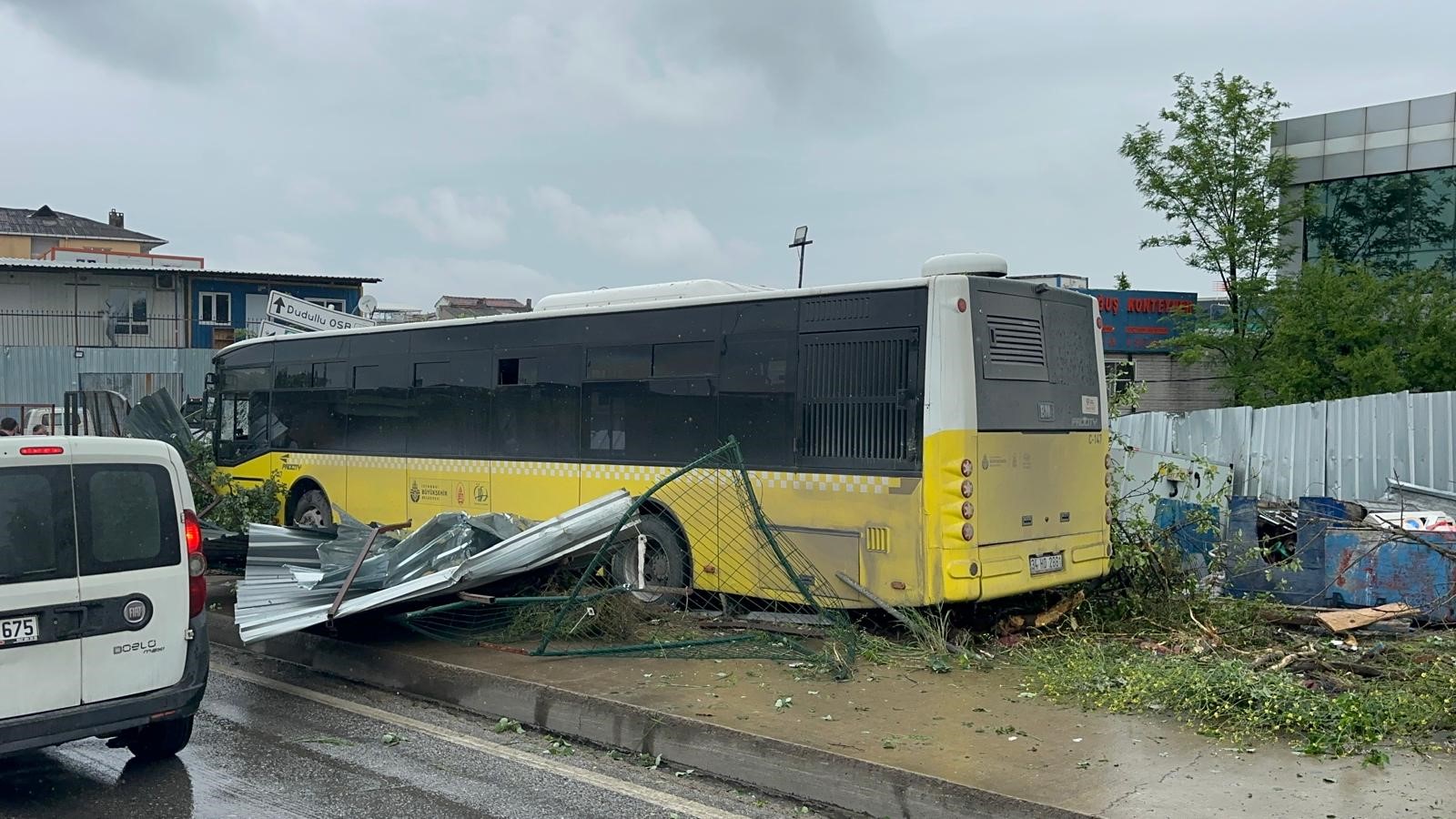 istanbul umraniyede iett otobusu is yerinin bahcesine girdi 662e56c28190e