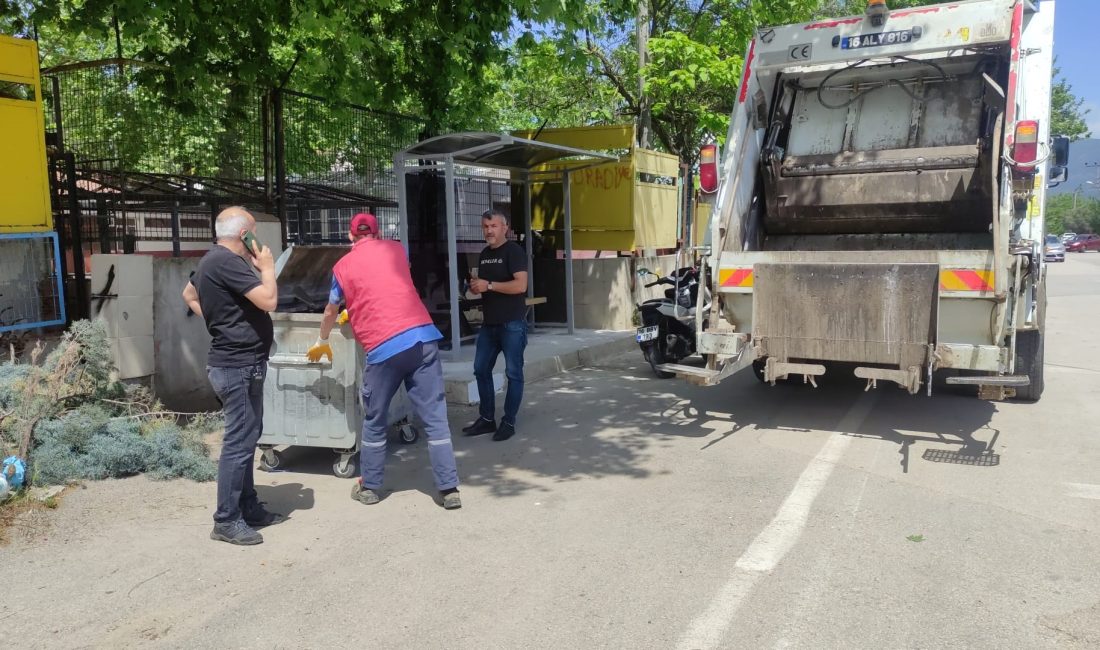 Hasan BOZBEY/ORHANGAZİ (Bursa), – BURSA’nın Orhangazi ilçesinde temizlik görevlileri, çöp