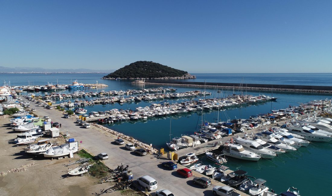 Alparslan ÇINAR/ANTALYA, – TÜRKİYE’nin en büyük balıkçı barınaklarından Antalya Balıkçı