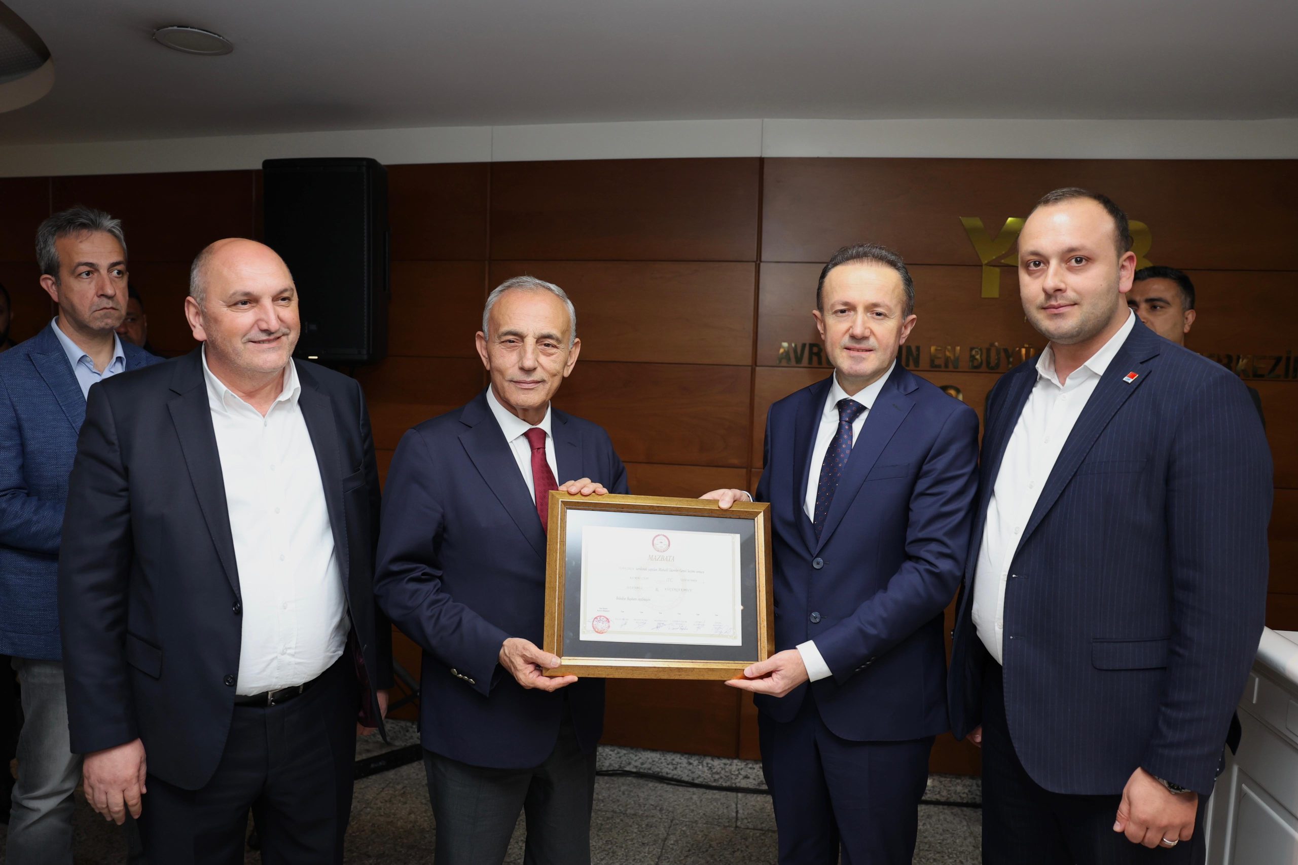 kucukcekmece belediye baskani kemal cebi mazbatasini aldi 660fb07595987 scaled