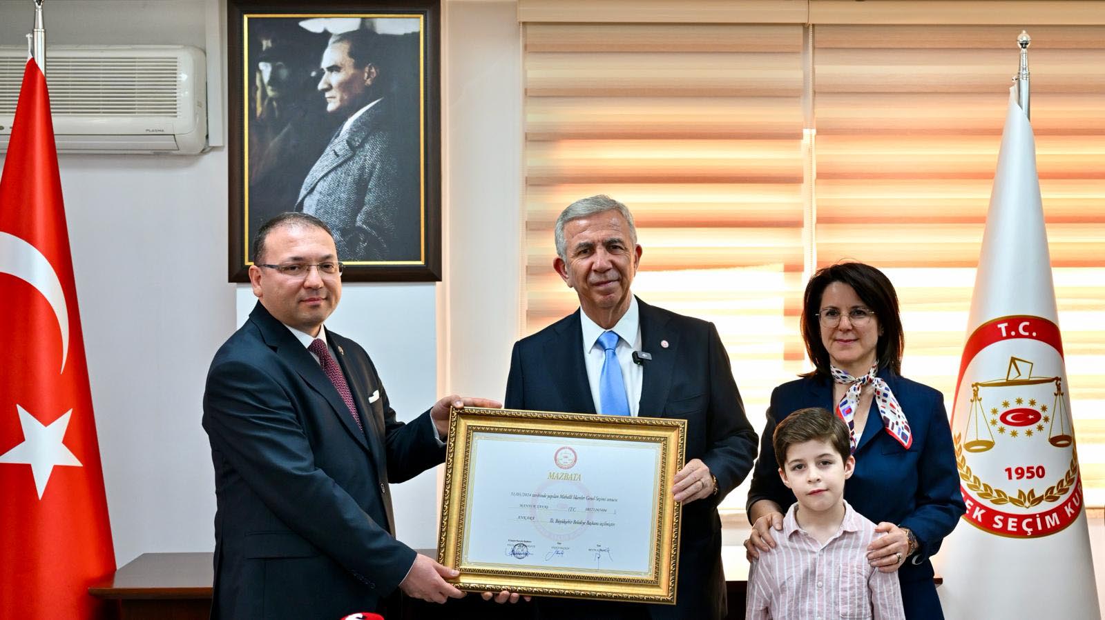 Mansur Yavaş, mazbatasını aldı