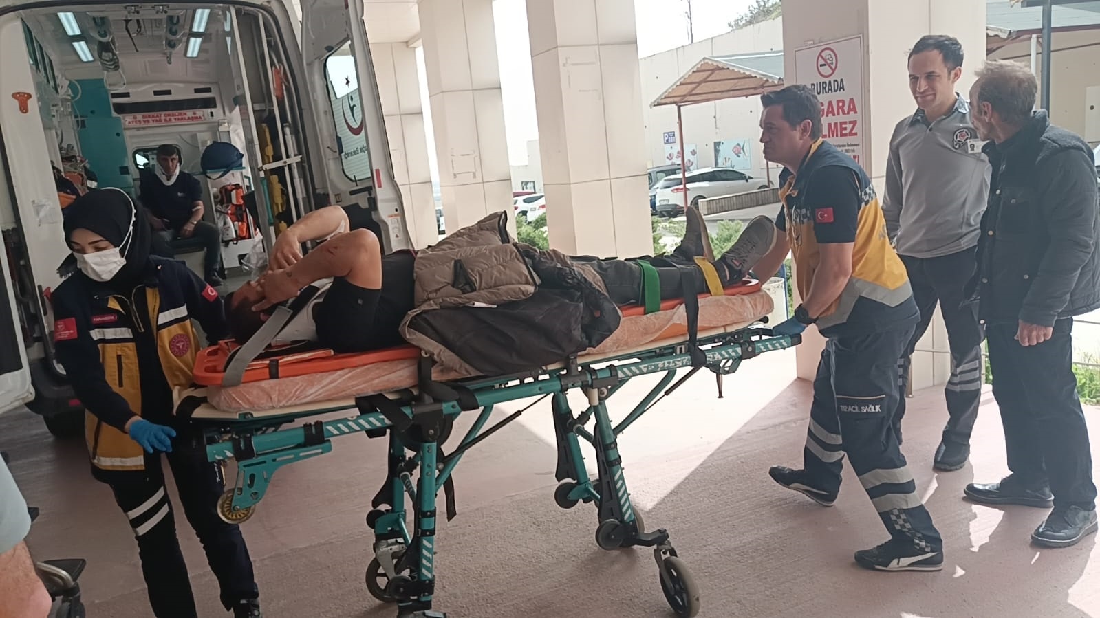 Minibüs, refüjdeki ağaçlara çarpıp takla attı: 1’i Kırgızistanlı 2 yaralı