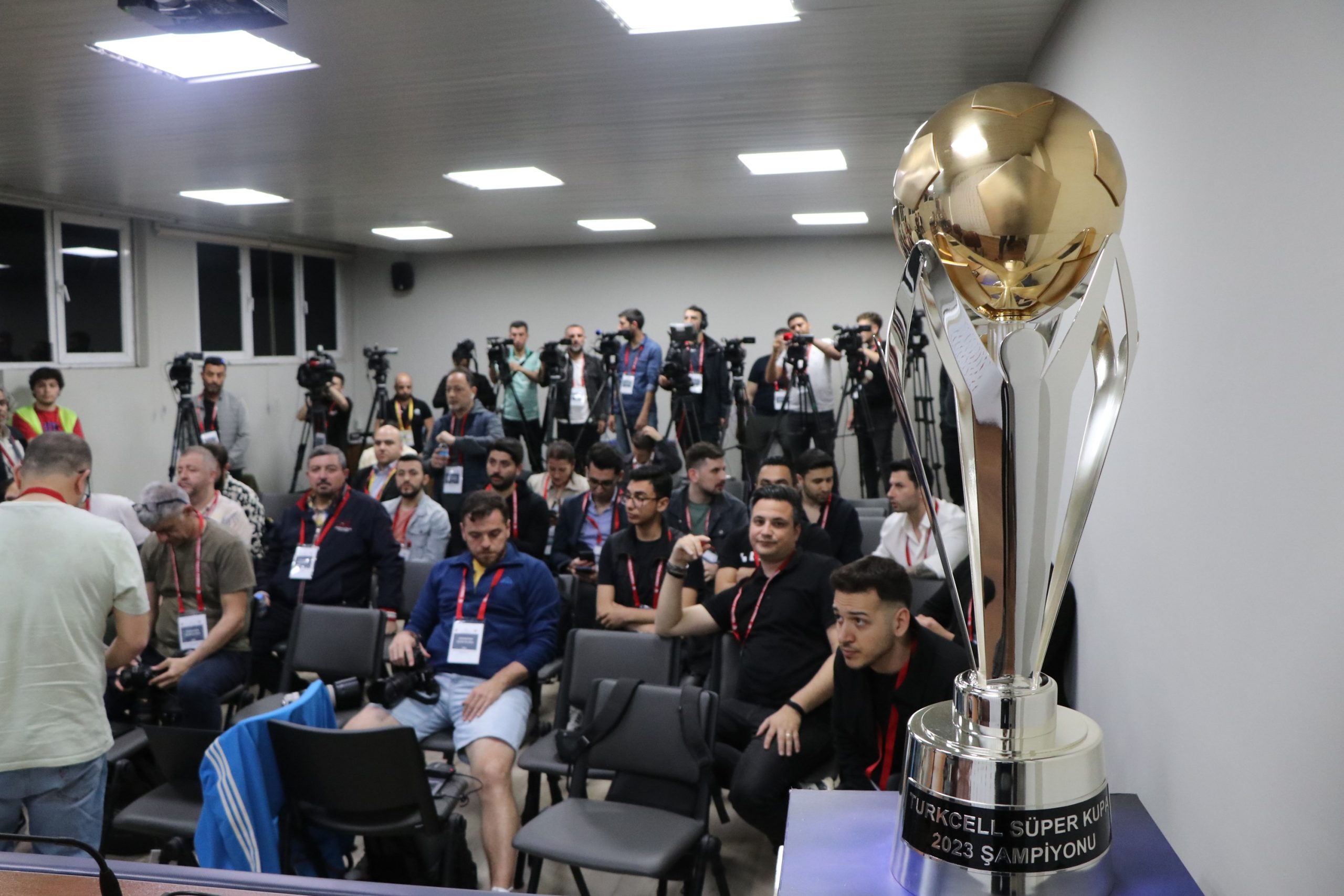 Okan Buruk ve Muslera, Süper Kupa'nın medya toplantısında konuştu