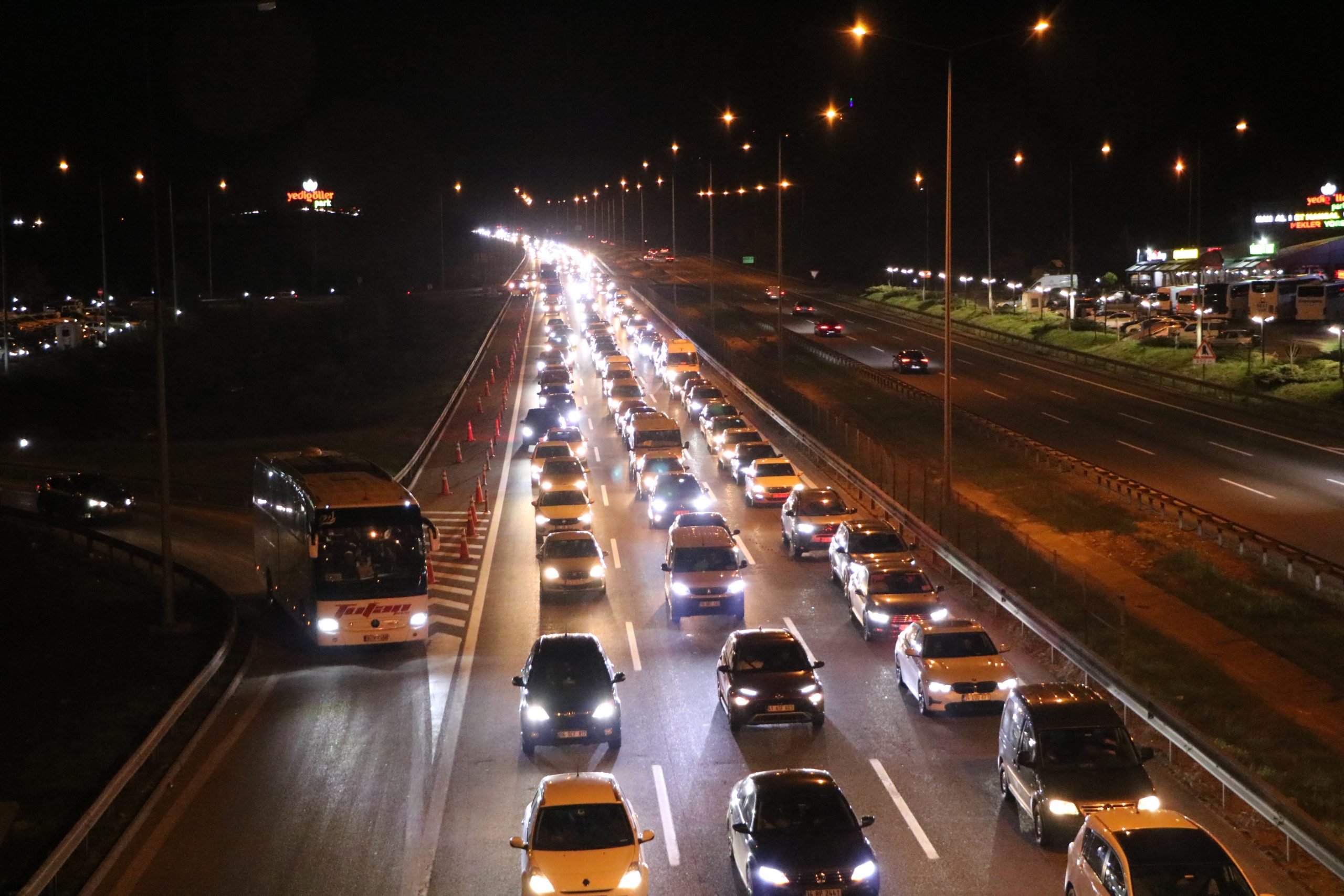 Otoyolun Bolu geçişinde gece saatlerinde bayram trafiği yoğunluğu arttı