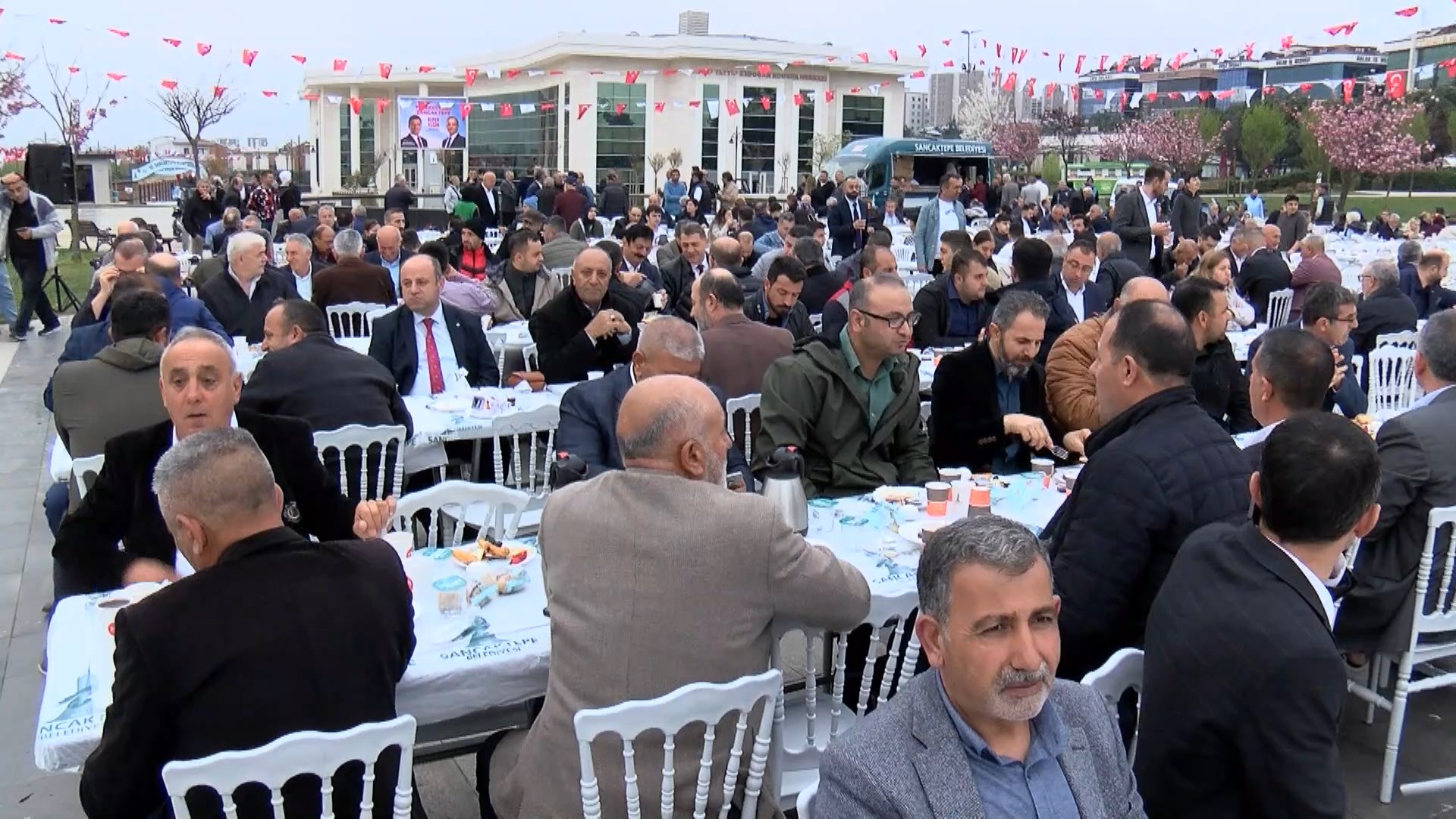 sancaktepe belediye baskani yegin bu binanin girisinden makam odasina kadar her yeri halkindir 66163e7caef88